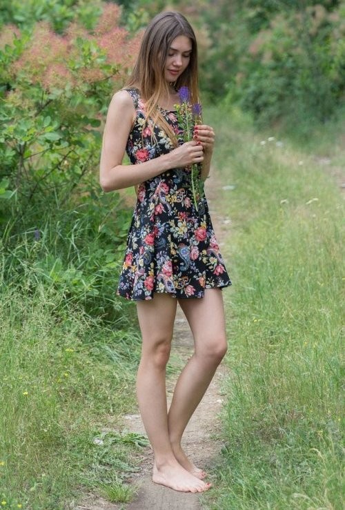 девушки в платьях